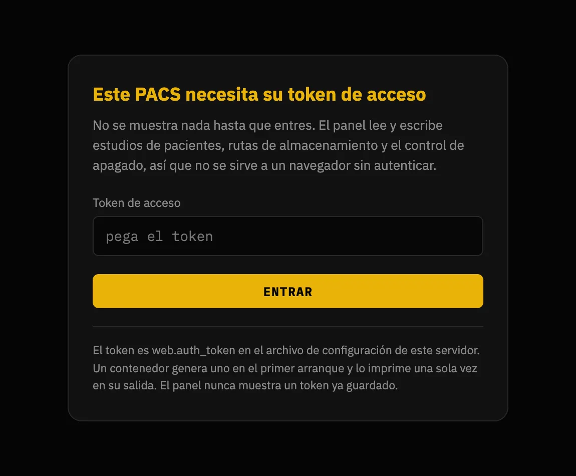 La pantalla de acceso: una tarjeta titulada «Este PACS necesita su token de acceso», un campo de contraseña, un botón de entrar y una nota que dice que el token es web.auth_token en el fichero de configuración y que el panel nunca muestra uno guardado.