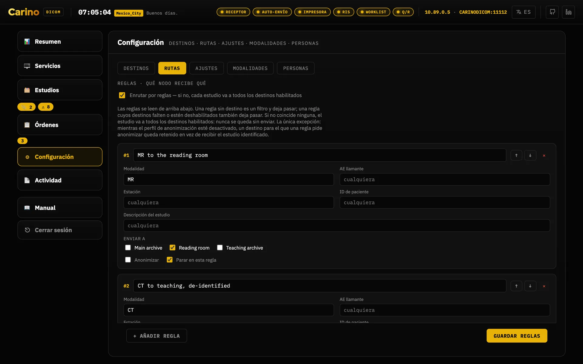 La pestaña Rutas de Configuración: una casilla para enrutar por reglas y luego reglas numeradas con campos de modalidad, AE llamante, estación, ID de paciente y descripción del estudio, y una fila «enviar a» con casillas de destino más anonimizar y parar en esta regla.