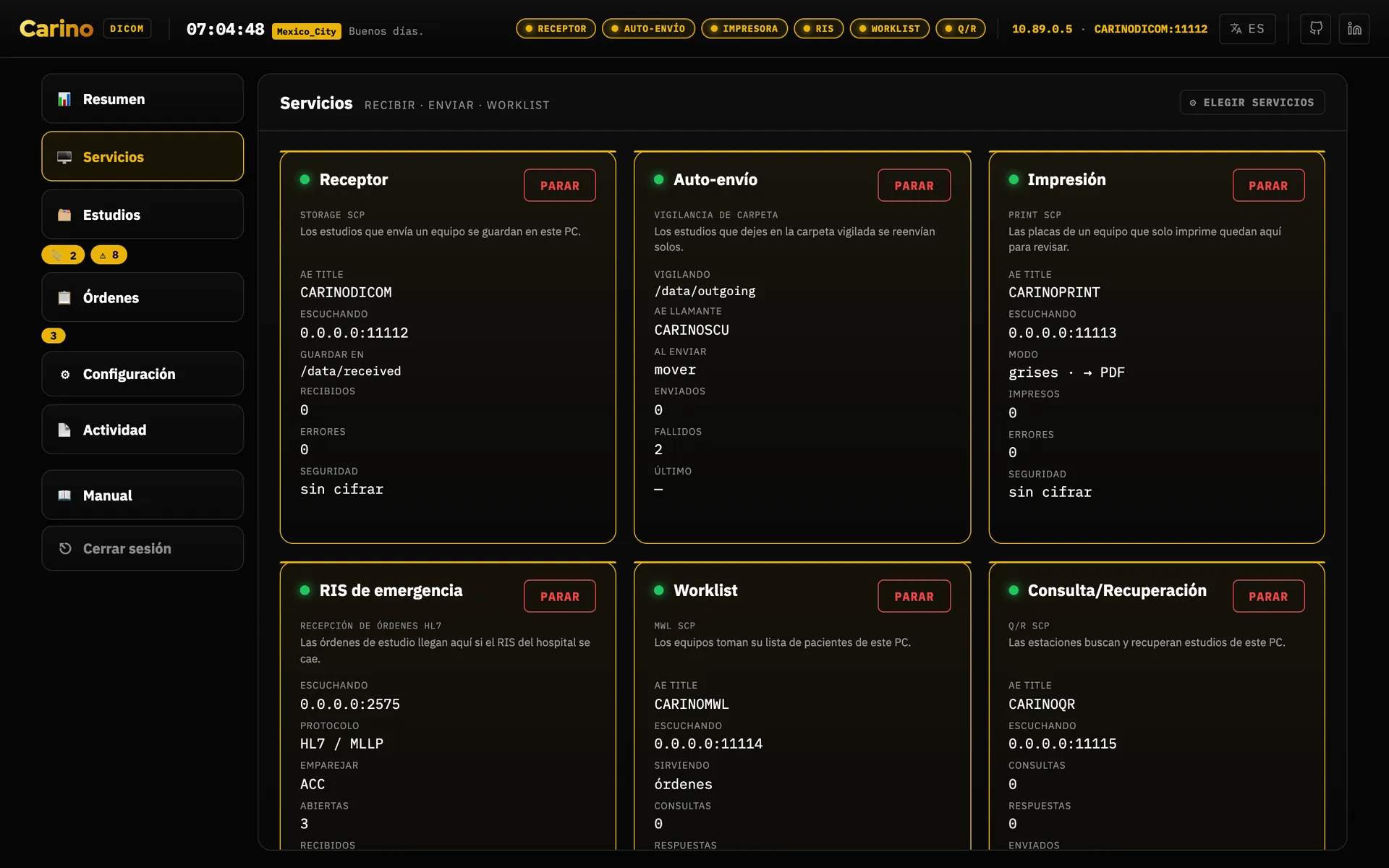 El panel de Servicios: una tarjeta por servicio —receptor, auto-envío, receptor de impresión, RIS de emergencia, worklist, Query/Retrieve—, cada una con un punto verde, un botón de parar, su AE title, en qué está escuchando y sus contadores.