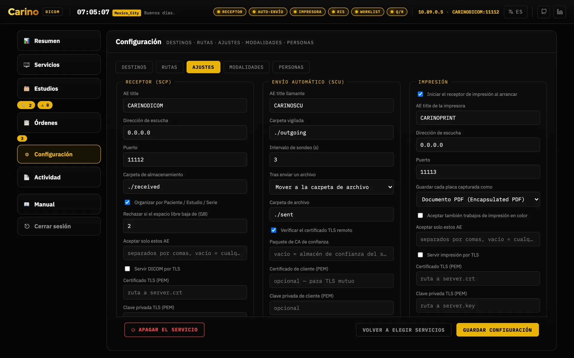 La pestaña Ajustes de Configuración, con sus doce bloques en tres columnas en una pantalla ancha: el AE title del receptor, su dirección de escucha, puerto, carpeta de almacenamiento, mínimo de espacio libre, lista de AE permitidos y campos TLS; el AE llamante del auto-envío, la carpeta vigilada, el intervalo de sondeo, qué hacer tras enviar un fichero y sus ajustes de confianza TLS; y al lado los bloques de impresión, conmutación de emergencia, Modality Worklist, RIS de emergencia, Consulta/Recuperación, DICOMweb, índice de instancias, anonimización, acceso a la API e integraciones.