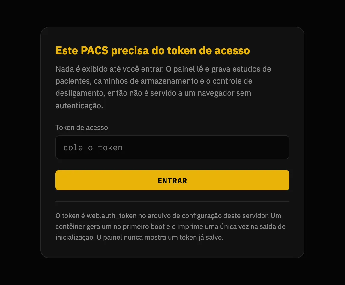 A tela de acesso: um cartão com o título «Este PACS precisa do seu token de acesso», um campo de senha, um botão de entrar e uma nota dizendo que o token é web.auth_token no arquivo de configuração e que o painel nunca mostra um token guardado.